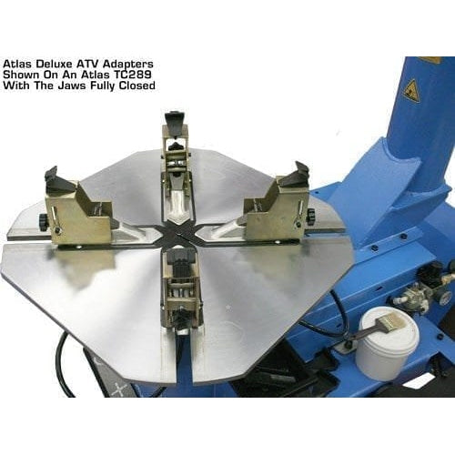 The Atlas® TC289 tire changer's turntable with the jaws fully closed, highlighting the Deluxe ATV Adapters.