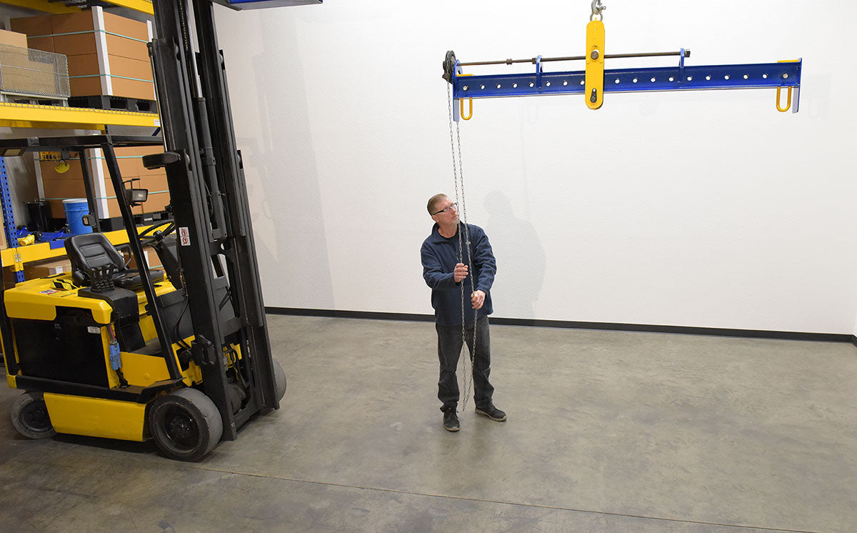Vestil Spreader Beam With Adjustable Hand Chain Crank Bail